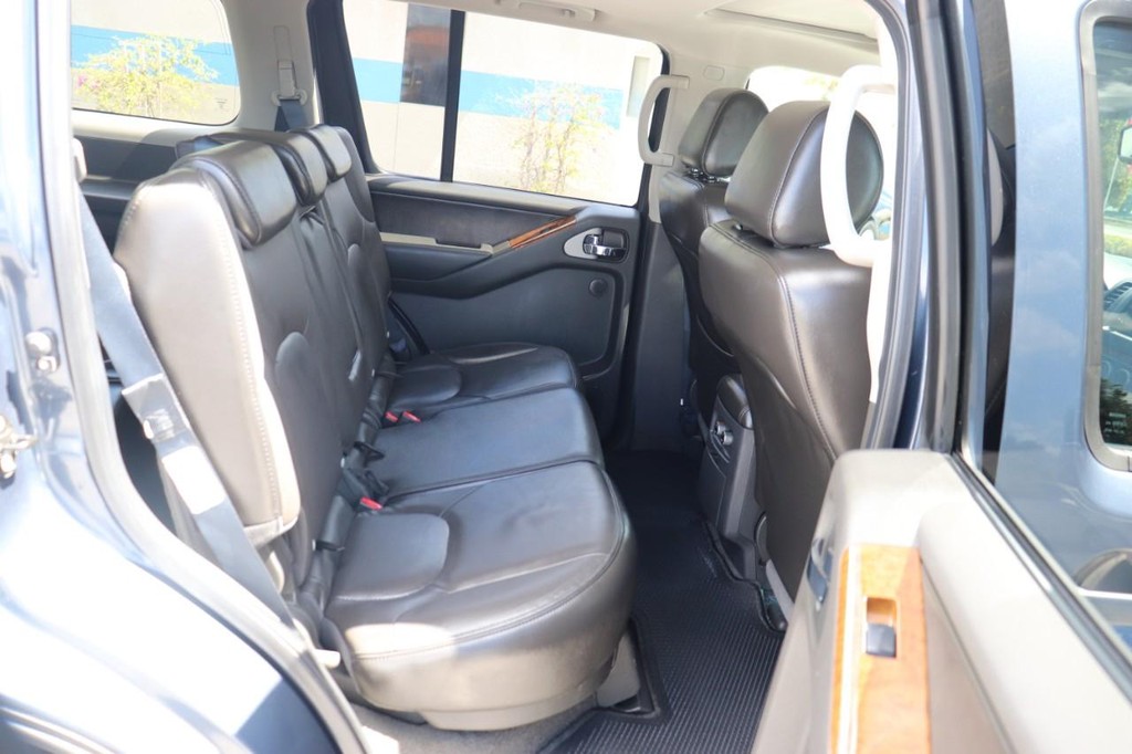 Nissan Pathfinder Vehicle Full-screen Gallery Image 19
