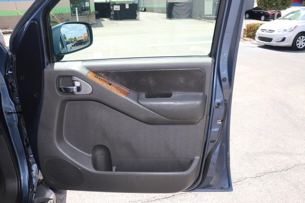 Nissan Pathfinder Vehicle Full-screen Gallery Image 21