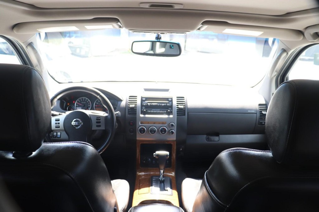 Nissan Pathfinder Vehicle Full-screen Gallery Image 25