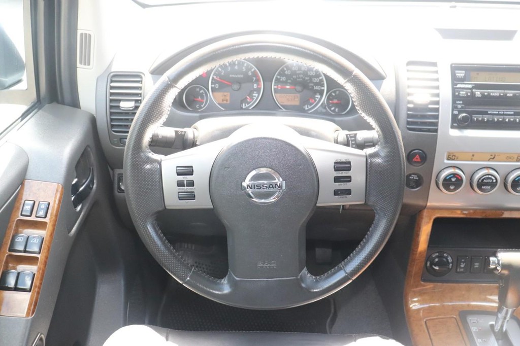 Nissan Pathfinder Vehicle Full-screen Gallery Image 26