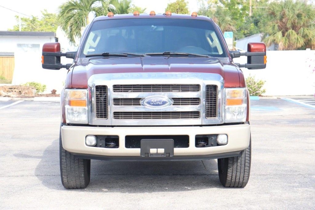Ford Super Duty F-250 SRW Vehicle Full-screen Gallery Image 02