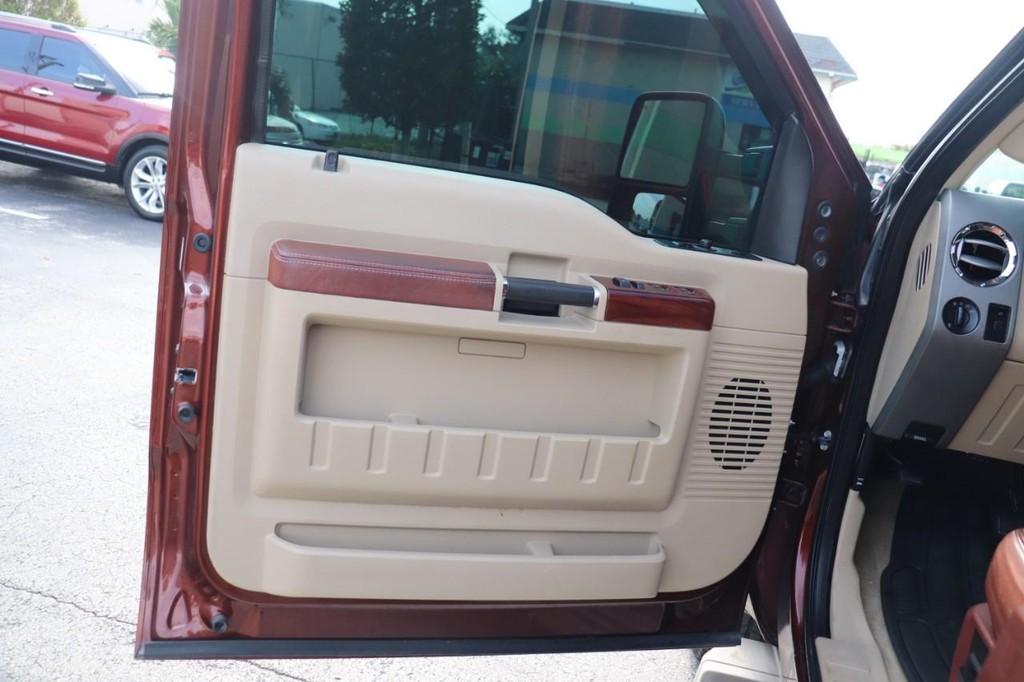 Ford Super Duty F-250 SRW Vehicle Full-screen Gallery Image 11