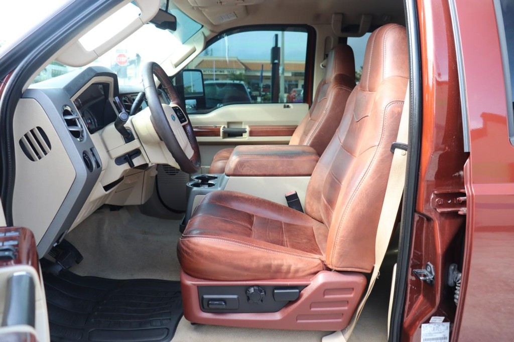 Ford Super Duty F-250 SRW Vehicle Full-screen Gallery Image 12
