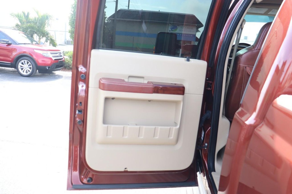 Ford Super Duty F-250 SRW Vehicle Full-screen Gallery Image 14