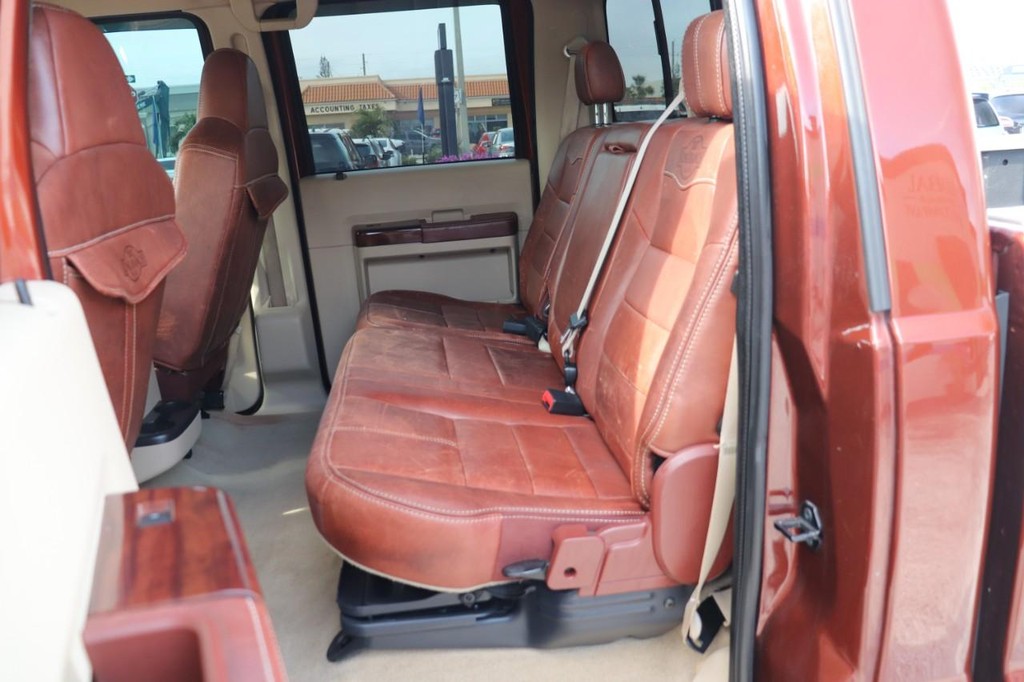 Ford Super Duty F-250 SRW Vehicle Full-screen Gallery Image 15