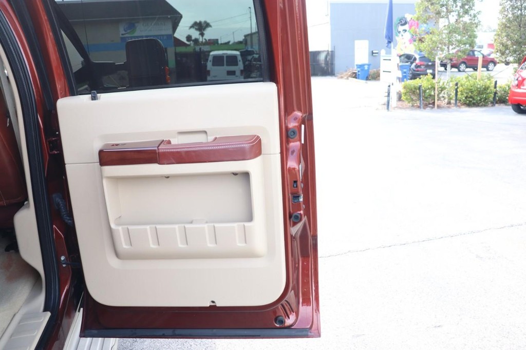 Ford Super Duty F-250 SRW Vehicle Full-screen Gallery Image 18