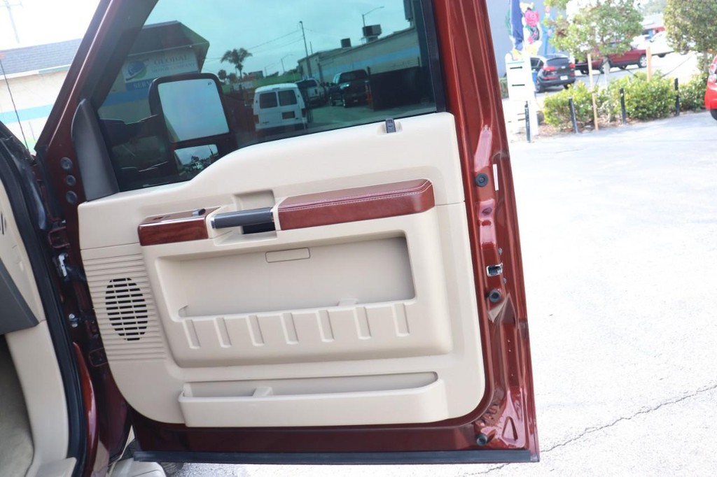 Ford Super Duty F-250 SRW Vehicle Full-screen Gallery Image 21