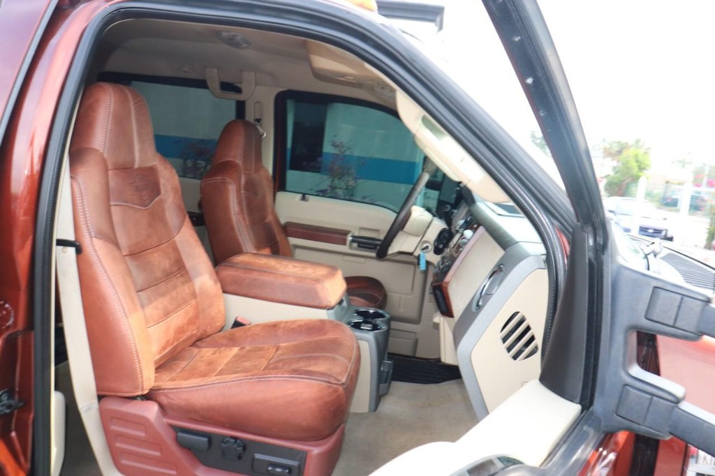 Ford Super Duty F-250 SRW Vehicle Full-screen Gallery Image 23
