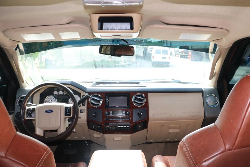 Ford Super Duty F-250 SRW Vehicle Full-screen Gallery Image 25