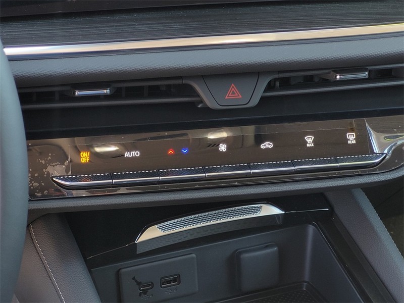 Buick Envision Vehicle Full-screen Gallery Image 17