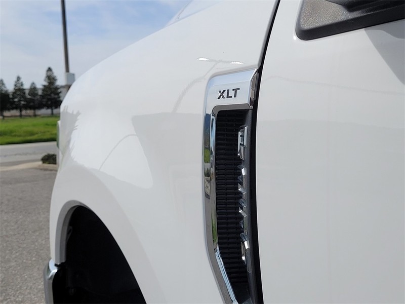 Ford Super Duty F-250 SRW Vehicle Full-screen Gallery Image 15