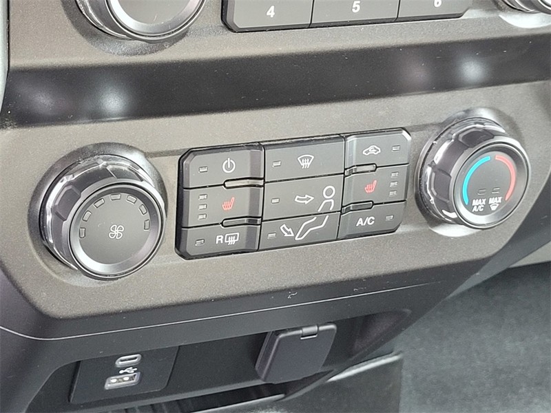 Ford Super Duty F-250 SRW Vehicle Full-screen Gallery Image 19