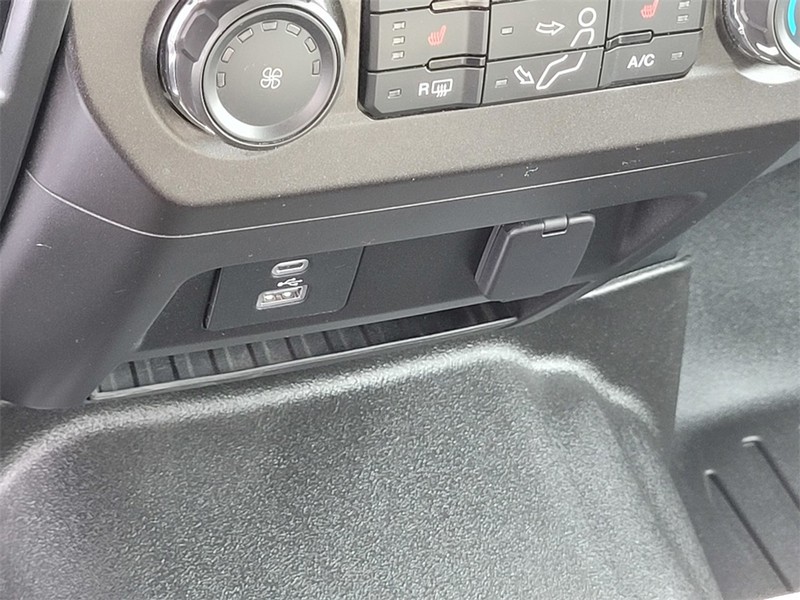 Ford Super Duty F-250 SRW Vehicle Full-screen Gallery Image 20