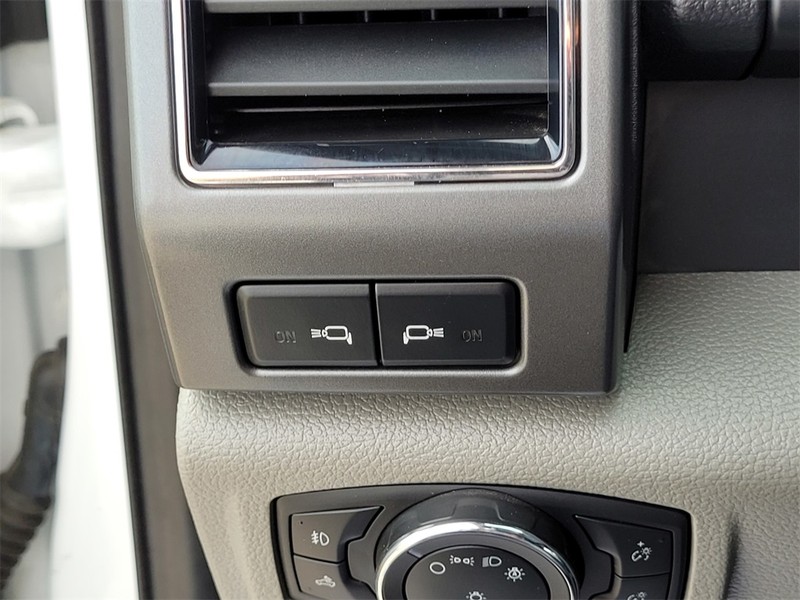 Ford Super Duty F-250 SRW Vehicle Full-screen Gallery Image 25