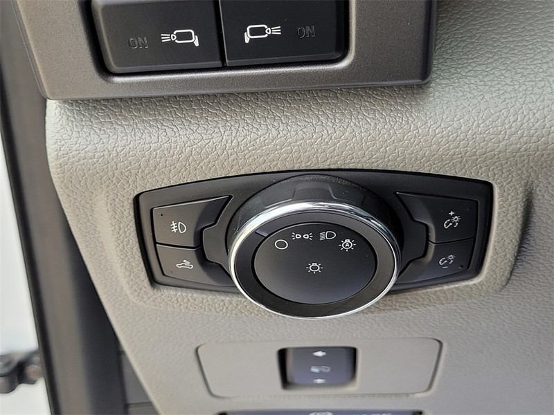 Ford Super Duty F-250 SRW Vehicle Full-screen Gallery Image 26