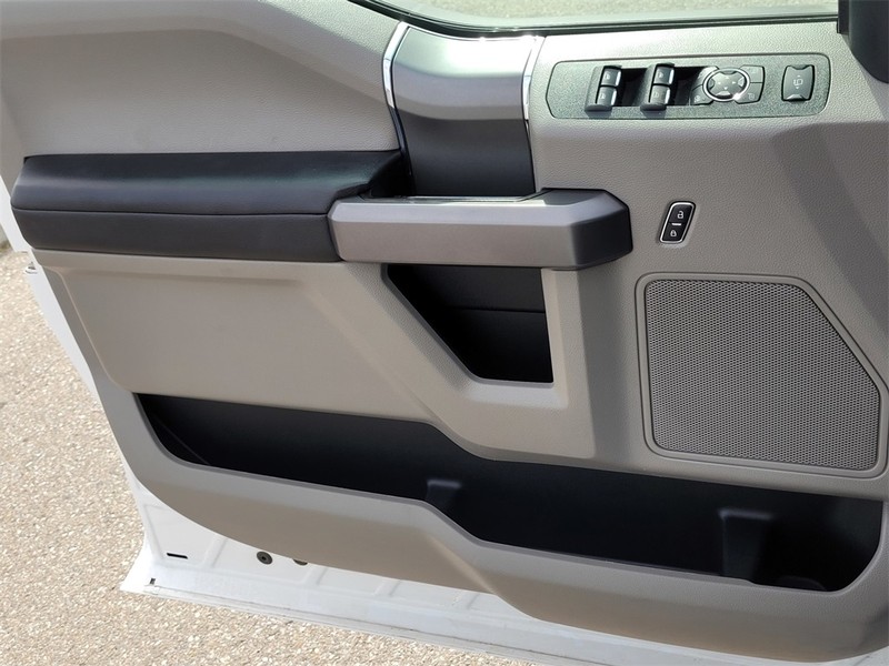 Ford Super Duty F-250 SRW Vehicle Full-screen Gallery Image 30