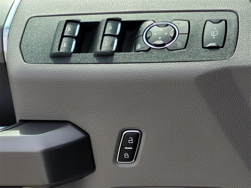 Ford Super Duty F-250 SRW Vehicle Full-screen Gallery Image 31