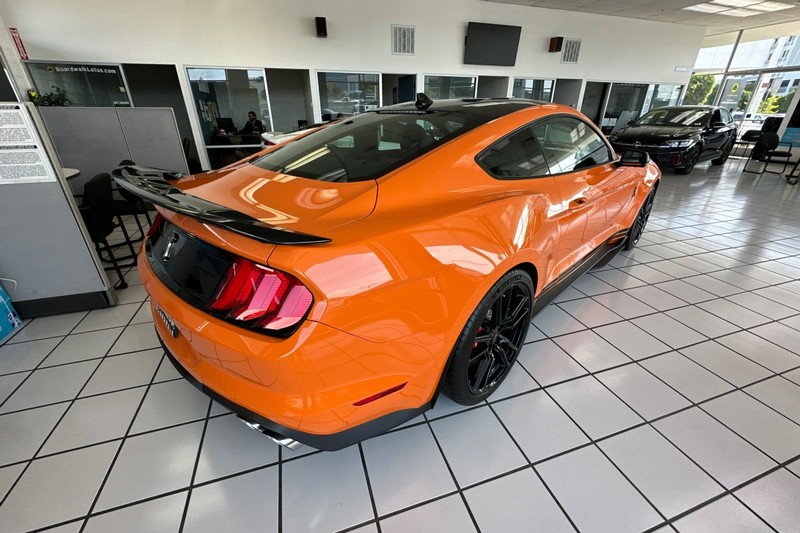 Ford Mustang Vehicle Full-screen Gallery Image 04