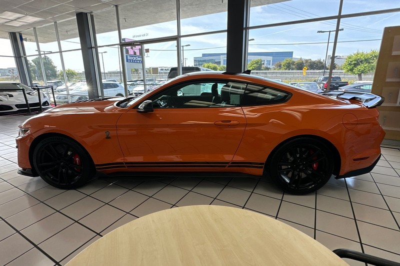Ford Mustang Vehicle Full-screen Gallery Image 06