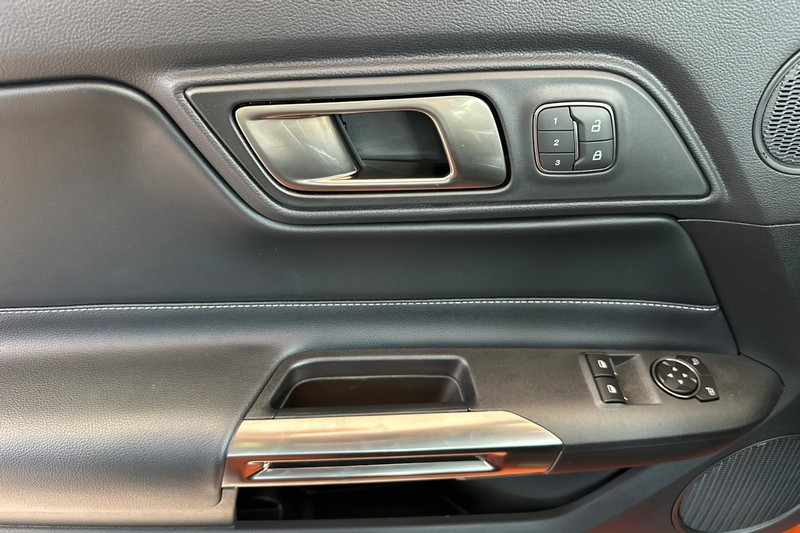Ford Mustang Vehicle Full-screen Gallery Image 10
