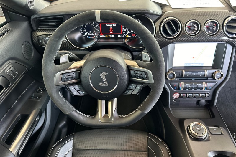 Ford Mustang Vehicle Full-screen Gallery Image 13