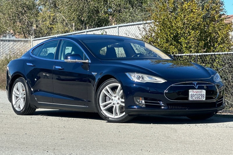 Tesla Model S Vehicle Full-screen Gallery Image 02