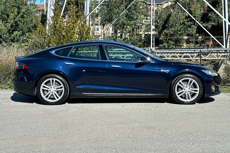 Tesla Model S Vehicle Full-screen Gallery Image 03