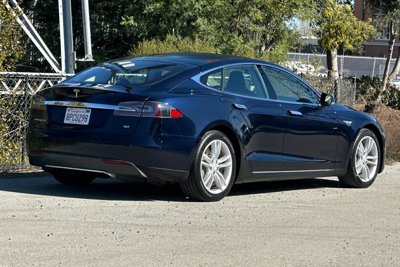 Tesla Model S Vehicle Full-screen Gallery Image 04