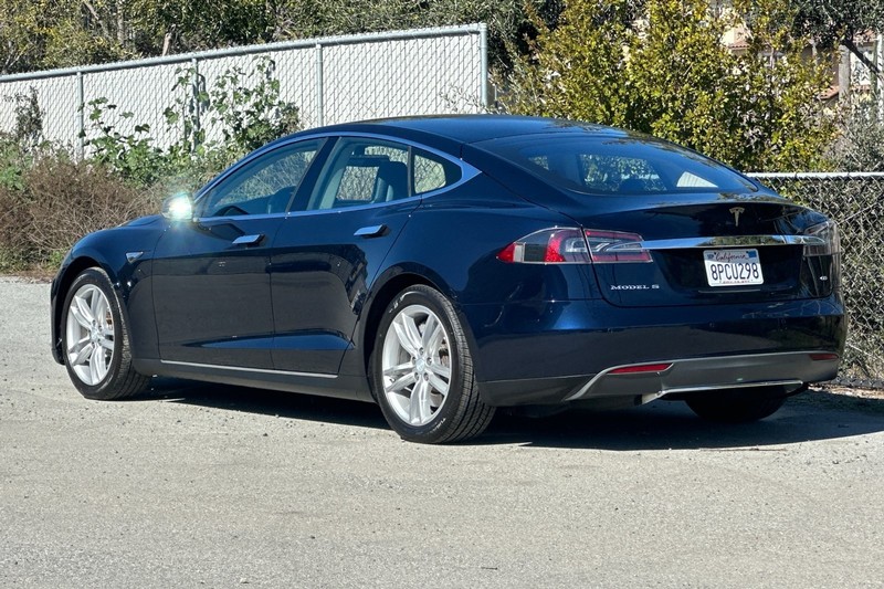 Tesla Model S Vehicle Full-screen Gallery Image 06
