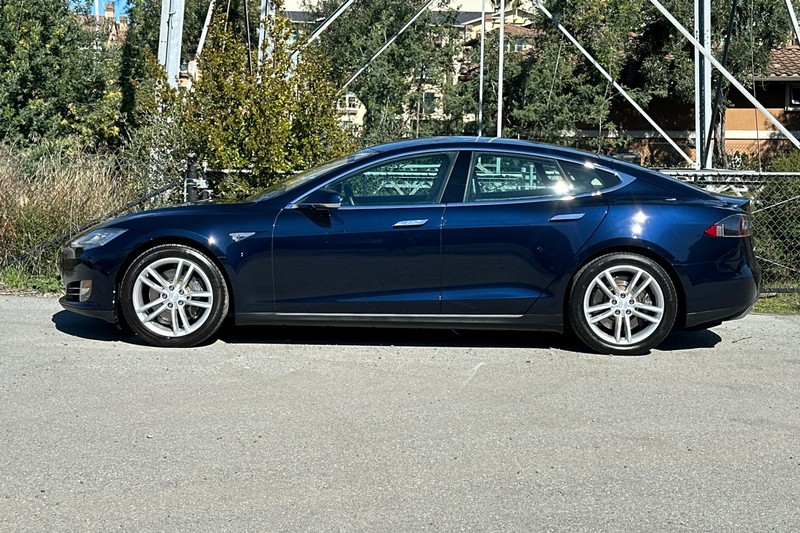 Tesla Model S Vehicle Full-screen Gallery Image 07