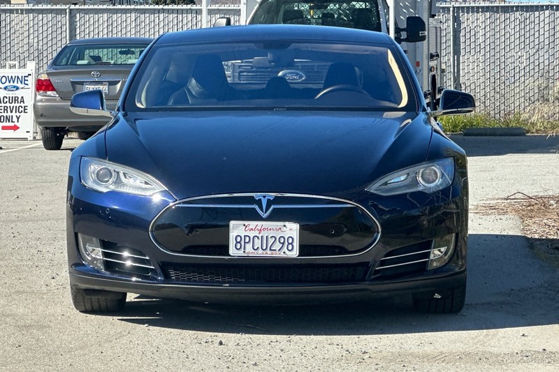 Tesla Model S Vehicle Full-screen Gallery Image 09