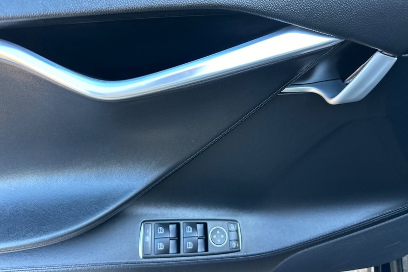 Tesla Model S Vehicle Full-screen Gallery Image 11
