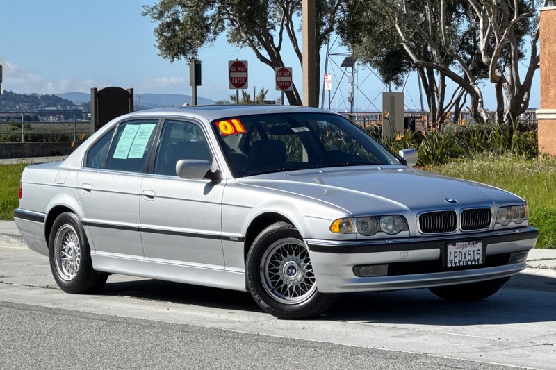 BMW 7 Series Vehicle Full-screen Gallery Image 02