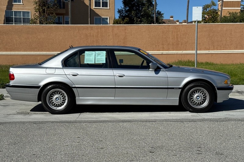 BMW 7 Series Vehicle Full-screen Gallery Image 03