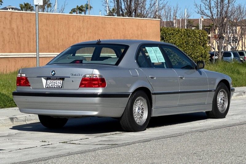 BMW 7 Series Vehicle Full-screen Gallery Image 04