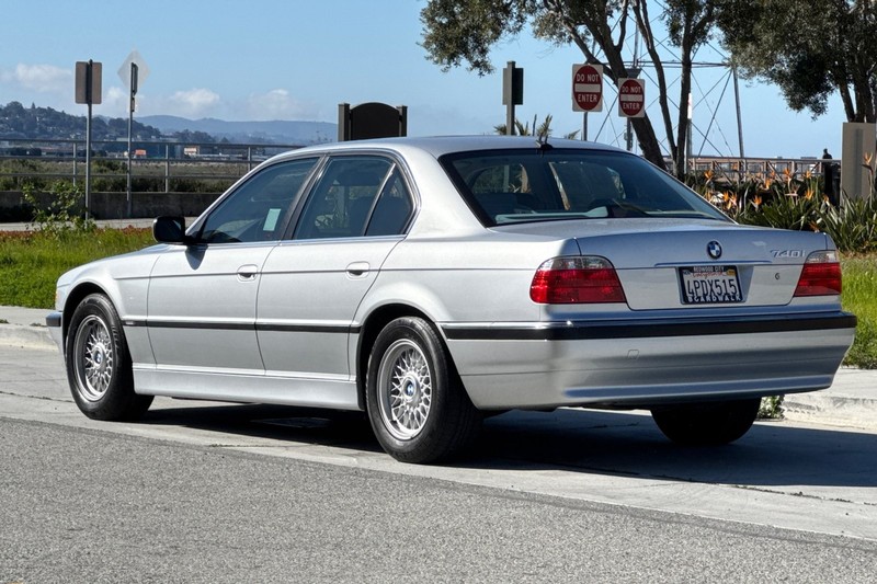 BMW 7 Series Vehicle Full-screen Gallery Image 06