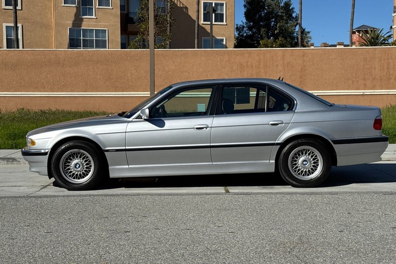 BMW 7 Series Vehicle Full-screen Gallery Image 07