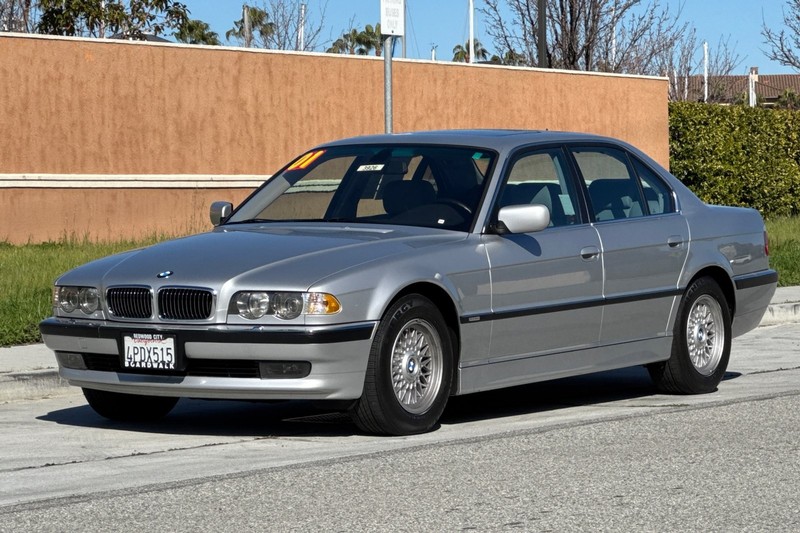 BMW 7 Series Vehicle Full-screen Gallery Image 08