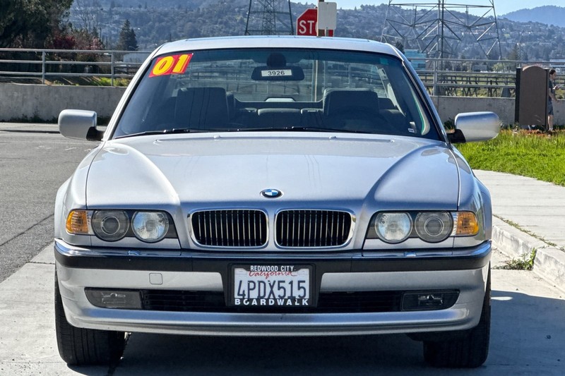 BMW 7 Series Vehicle Full-screen Gallery Image 09