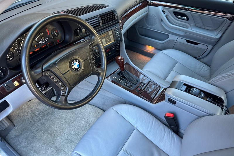 BMW 7 Series Vehicle Full-screen Gallery Image 10