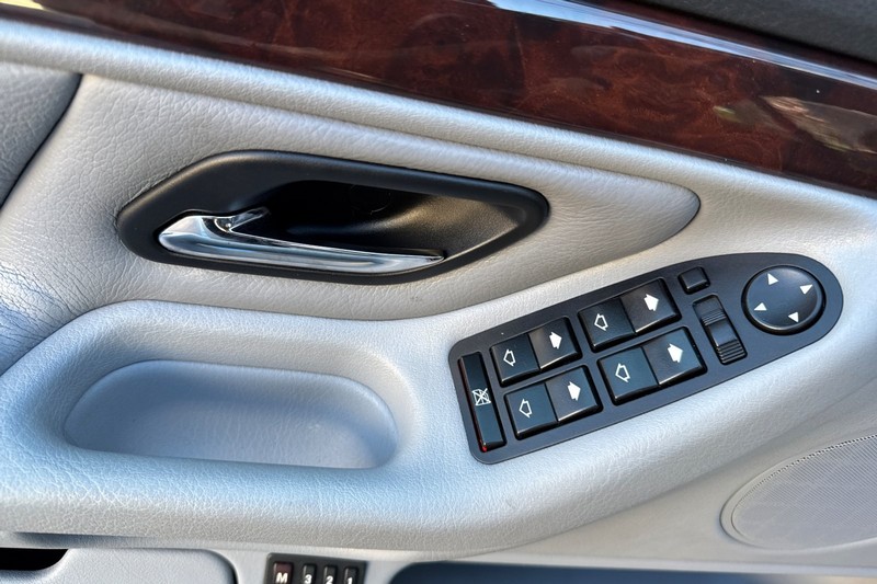 BMW 7 Series Vehicle Full-screen Gallery Image 11