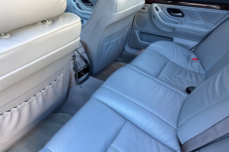 BMW 7 Series Vehicle Full-screen Gallery Image 12
