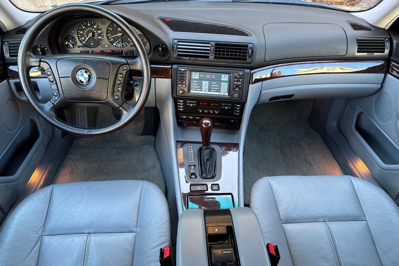 BMW 7 Series Vehicle Full-screen Gallery Image 13
