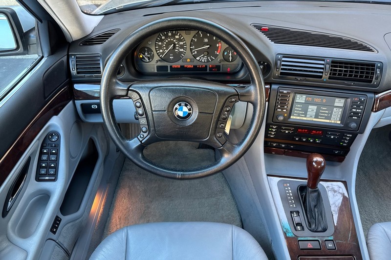BMW 7 Series Vehicle Full-screen Gallery Image 14
