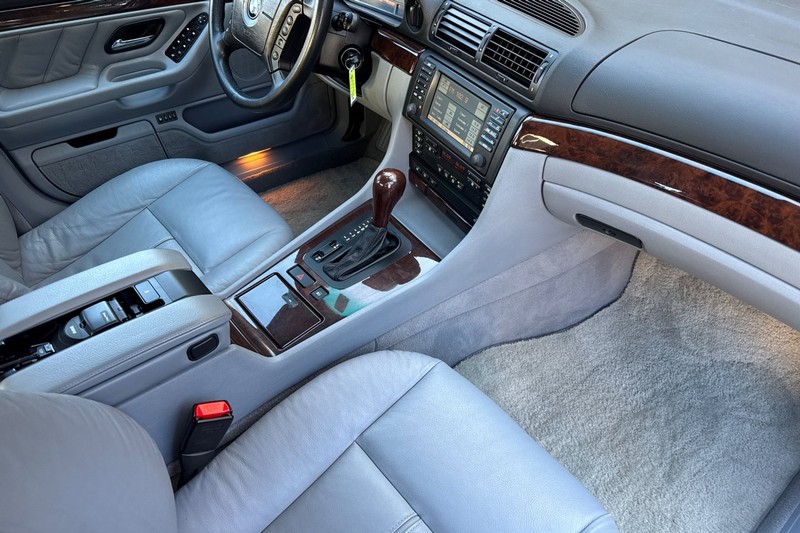 BMW 7 Series Vehicle Full-screen Gallery Image 15