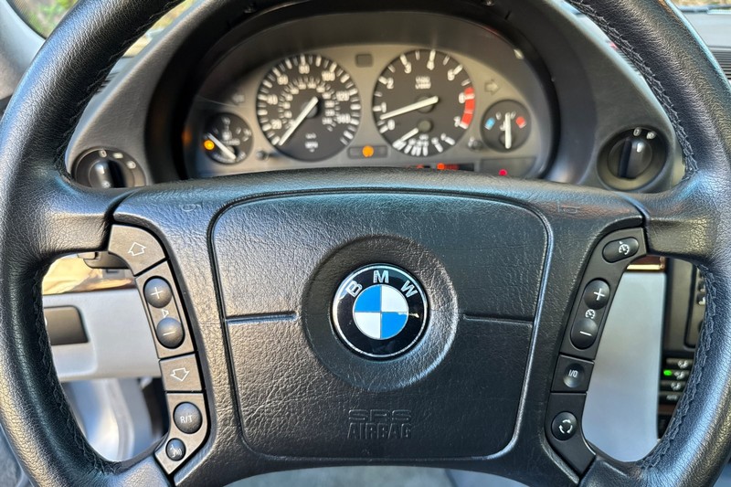 BMW 7 Series Vehicle Full-screen Gallery Image 21