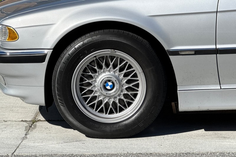 BMW 7 Series Vehicle Full-screen Gallery Image 24