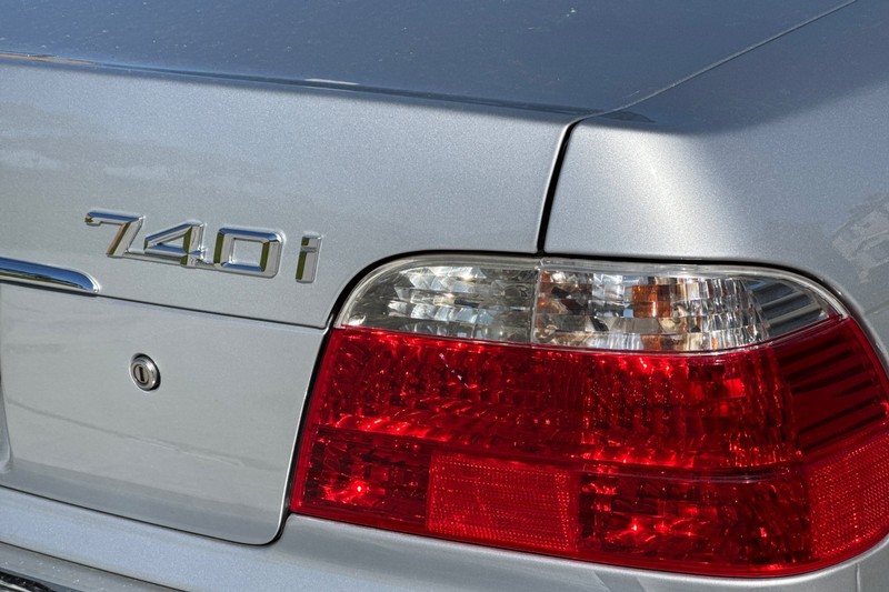 BMW 7 Series Vehicle Full-screen Gallery Image 25