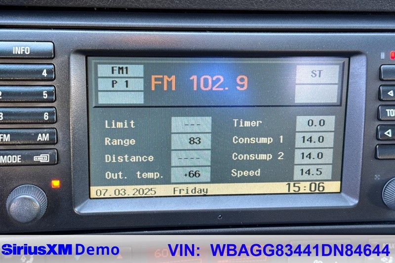 BMW 7 Series Vehicle Full-screen Gallery Image 26