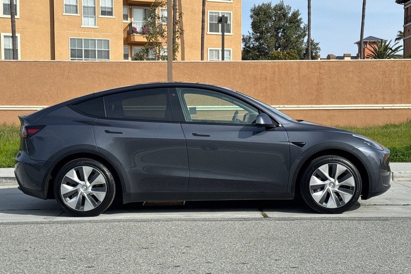 Tesla Model Y Vehicle Full-screen Gallery Image 03